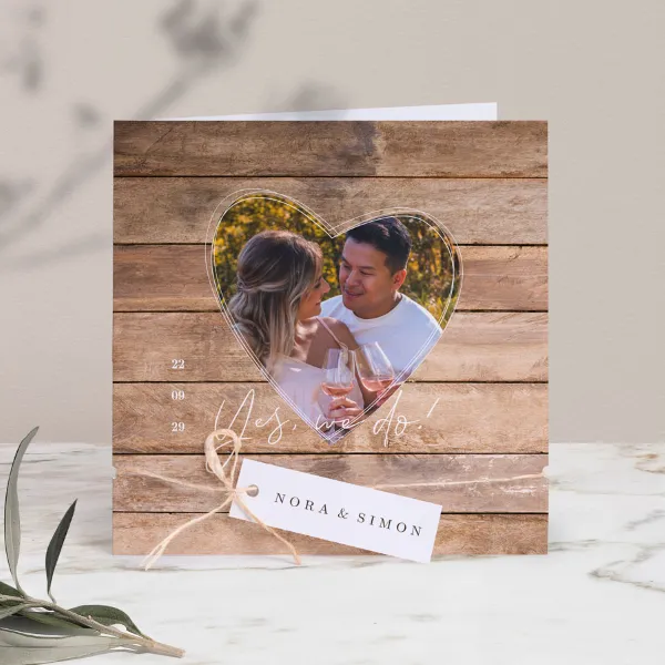 Hippe trouwkaart met houten achtergrond en foto in hartje - Trouwen (proefdruk)