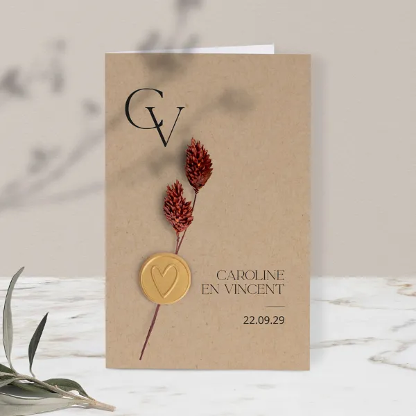 Kraft trouwkaart met jullie namen en gouden lakzegel (en droogbloemen*) (proefdruk)