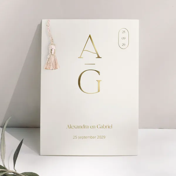 Luxe trouwkaart met initialen in goudfolie en kwastje - Trouwen (proefdruk)