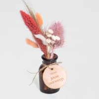 Bruin vaasje met roze droogbloemen en gepersonaliseerd houten label - Cadeaus