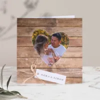 Hippe trouwkaart met houten achtergrond en foto in hartje - Trouwen (proefdruk)