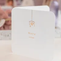 Minimalistisch geboortekaartje met maan en sterren in goudfolie (proefdruk)