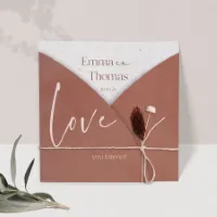 Roestbruine pochette trouwkaart (met droogbloem*) - Trouwen (proefdruk)