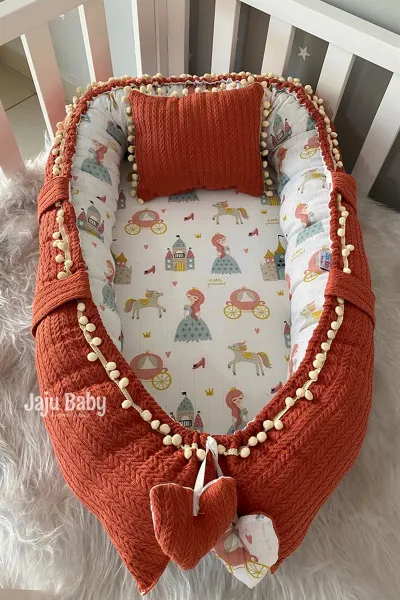 Jaju Baby - Babynestje, Hoofdkussen en Deken - Organische Katoen - Antibacterieel Babynestje - Anti-Allergisch Babynestje - Donker Oranje en Prinses Patroon - 70 x 40 cm