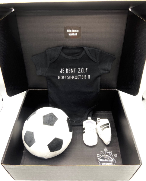 Baan Ik heb het erkend Dakraam Kraamcadeau baby met romper voetbal sneakers - koetsiekoetsie - kan ook  rechstreeks als cadeau worden verstuurd - babyshower - kraampakket kopen |  Baby / Geboorte