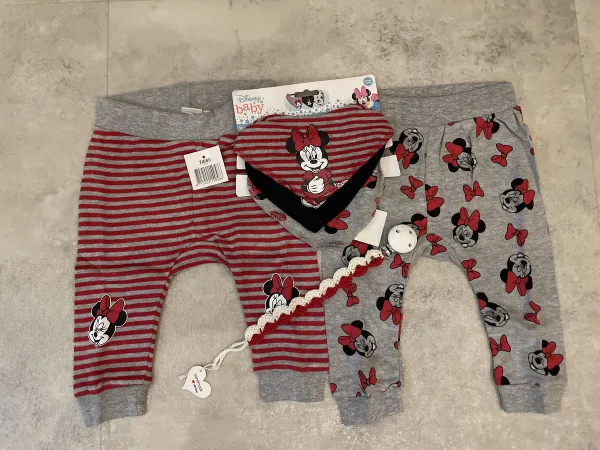 Maminobaby.nl - Baby Geschenkset | Minnie mouse 2-delige broek | Handmade speenkoord | 3-delige slabbetjes | Kraamcadeau | Babyshower