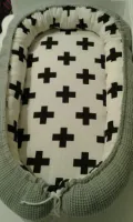 Babynestje (oud groen/wit met zwarte plussen)