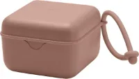 Fopspeenbox met elastiek. Sterilisatorbox voor fopspeen. 100% BPA-vrij materiaal. Gemaakt in Denemarken. Woodchuck