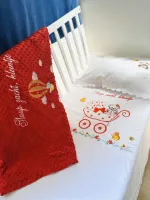 Gepersonaliseerde geborduurde set voor baby (laken 112x144 cm + kussensloop 35x50 cm) met een rode kinderwagen en een toewijding/Personalized Embroidered set for baby (sheet 112x144 cm + pillowcase 35
