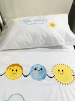 Gepersonaliseerde geborduurde set voor baby (lakens 112x144 cm + kussensloop) met de maan, aarde en de zon en een toewijding/Personalized Embroidered set for baby (sheets 112x144 cm + pillowcase) with