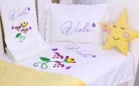 Gepersonaliseerde geborduurde set voor kinderen met paarse bloem – 110x160 cm\Personalized embroidered Set for children with violet flower 110x160cm