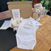 Happy Bebie | Giftbox | Baby | Romper | Tekst | Beer | Kraamkado | Babyshower | Katoen