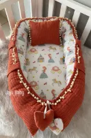 Jaju Baby - Babynestje, Hoofdkussen en Deken - Organische Katoen - Antibacterieel Babynestje - Anti-Allergisch Babynestje - Donker Oranje en Prinses Patroon - 70 x 40 cm
