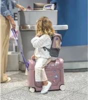 Stokke JetKids BedBox, Hazy Lilac - Rijdbare koffer voor kinderen van 2-7 jaar (tot 35 kg) - Kan worden omgebouwd tot bed - Inclusief matras, decoratieve stickers en verstelbare draagriem