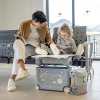 Stokke JetKids BedBox, Midnight Grey - Rijdbare koffer voor kinderen van 2-7 jaar (tot 35 kg) - Kan worden omgebouwd tot bed - Inclusief matras, decoratieve stickers en verstelbare draagriem