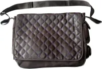 LITTLE COMPANY - Luiertas / Verzorgingstas - Choo Chiq messenger - Zwart met paarse stiksel