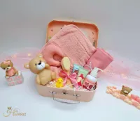Luxe Kraamcadeau voor Meisje 10 stuks - Hawsaz.nl Cadeau - Badcape - Babygeschenkset - Babyshower -Knuffeldoekje - Gepersonaliseerde cadeaus - Badcape - Baby koffertje - Babyverzorging