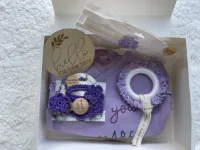 Maminobaby.nl - Baby Geschenkset meisjes | Newborn kledingset | Handmade Bijtring | Handmade speenkoord | Handmade haarclip | Handmade haarband | Kraamcadeau | Babyshower