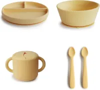 Mushie Dinner Set | Silicone Plate, Bowl, Snack Cup and Spoons set | Daffodil | Silicone Kinderservies Set | Mushie Diner Set Silicone Bord, Kom, Snack cup en 2 Lepels | Licht Geel
