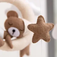 Personaliseerbare babymobiel van vilt met naam - maan & beer motief - kinderkamerdecoratie - geboortecadeau met borduurwerk naar keuze