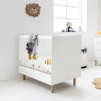Petite Amélie ® Ledikant - Babybed wit 120x60 cm - Lattenbodem instelbaar in 3 hoogtes - Geschikt tot ongeveer 2 jaar - Stevig Bed dankzij Massief Hout & Sterk Plaatmateriaal