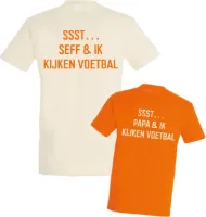 EK shirts voor Vader en Kind-Beige-Oranje-Ssst wij kijken voetbal met kindernaam-Heren S-Kind 104