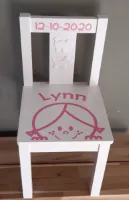 Stoeltje met naam en meisjeshoofdje