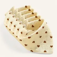 Ultiluxe® Hydrofiele doeken met hartjes - 5 stuks - Beige/rood - Zacht katoen - Bandana slabbetjes - Met drukknoop sluiting - Schattige baby spuugdoeken - Spuugdoekjes - Hydrofiel - Verstelbaar - 5-de