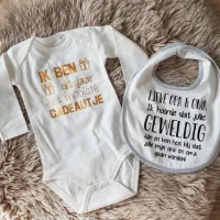 cadeau set baby met slabbetje en rompertje met tekst voor jongen of meisje bekendmaking zwangerschap aankondiging geboorte zwangerschapsaankondiging opa en oma worden bekend maken