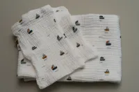 kadoset-baby-swaddle met 2 washandjes-offwhite met bootjes-handgemaakt-( Sweet baby Bedstraw )